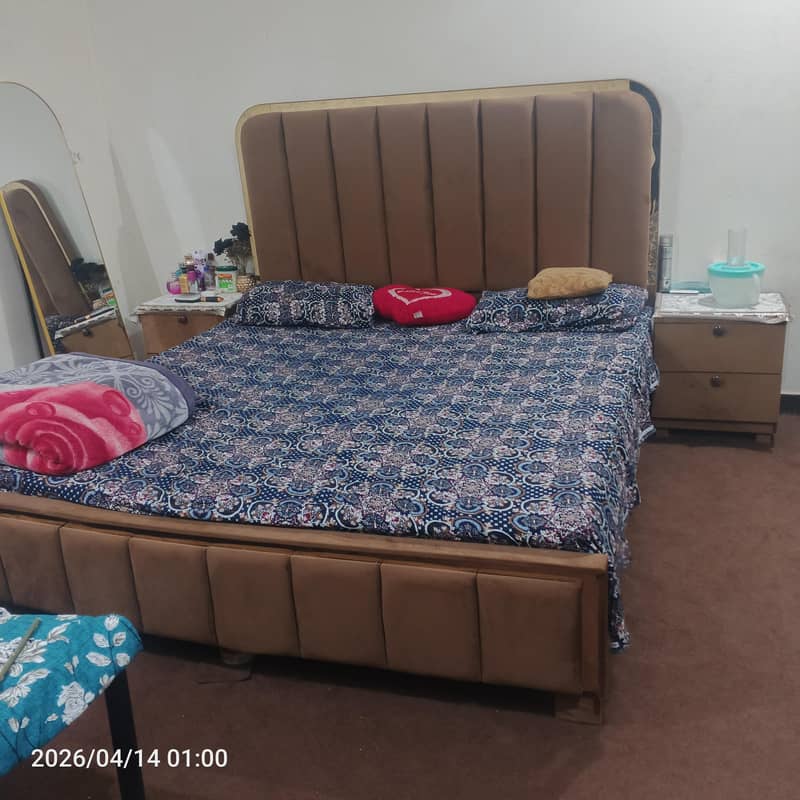 new condition bed+ side table 3