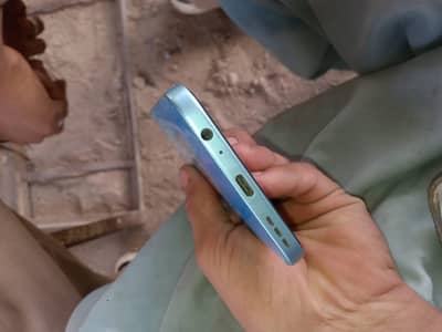 Infinix hot 60 pro Halka sa screen par scretch he bas tota nahe he