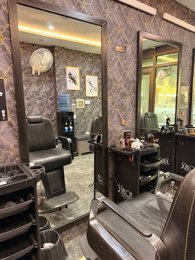 Professional Men’s Salon Setup – Good Condition