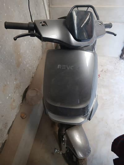 REVOO ELECTRIC SCOOTER