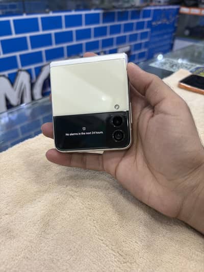 Am selling my Samsung Z3 flip pin dot no open no repair