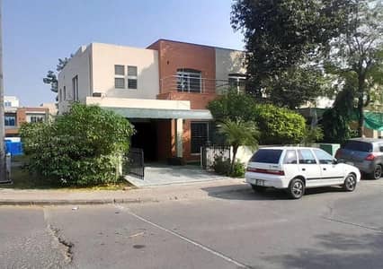 Urgent for sale 8 Marla safari vills in bahria town Lahore