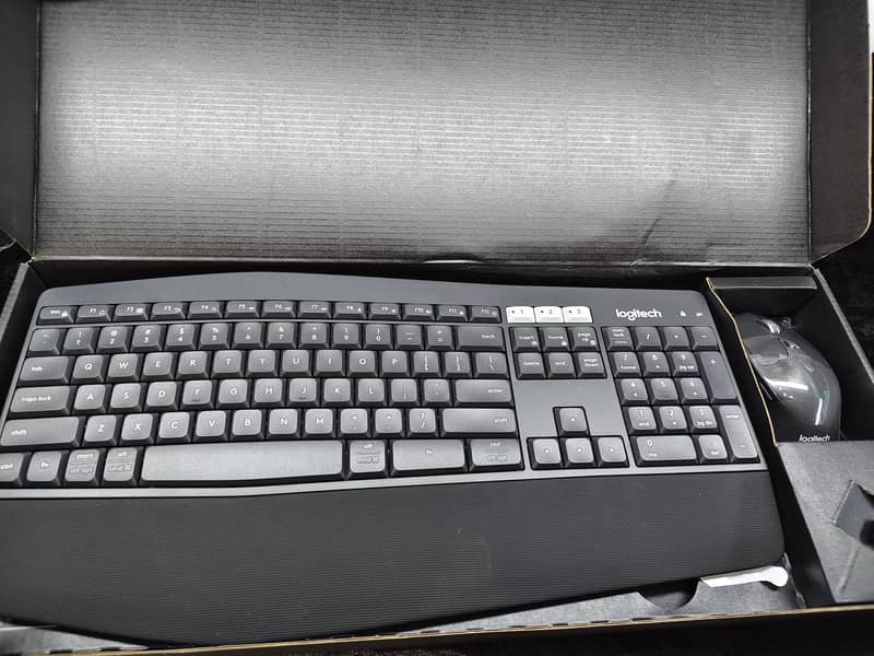 logitech Mk850 combo wireless Bluetooth multi device mouse 1