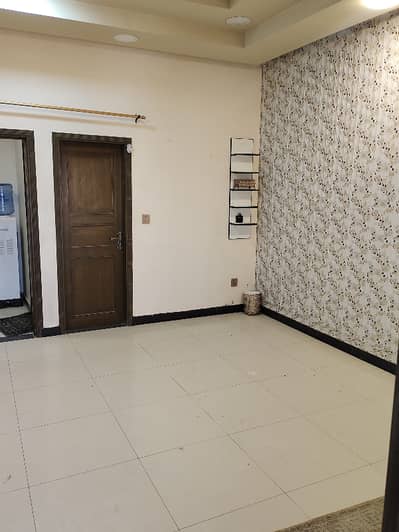 Spacious Flat At Kaneez Fatima With Lift