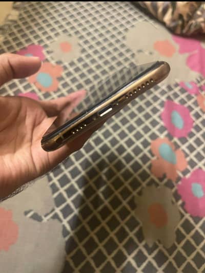 i am selling my iphone xsmax all ok no any fault 64 gb non pta