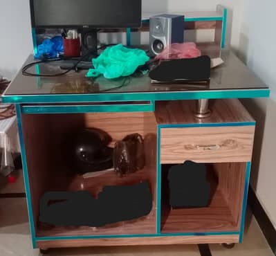 Modern Computer Table with Glass Top – Excellent Condition