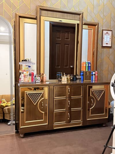 Brand new bed set 3 lac ka ready krwaya ha tha contacat 03223583433