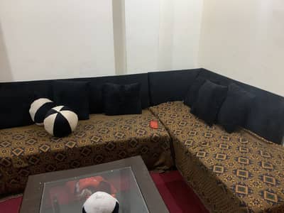 Sofa acha ha bass jga kam hona ke waja sa sale kar rhy hon