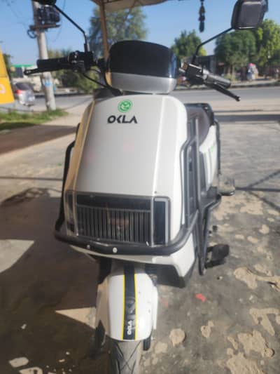 Okla bike hai aik charger par 100km krti hai  speed 50 sa 55 hai
