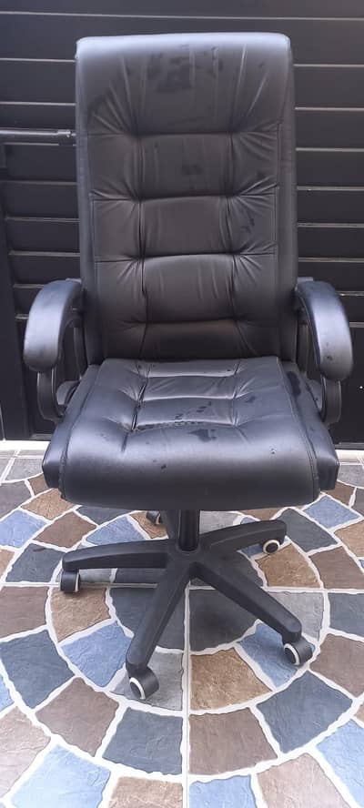 office/ Gaming lBlack leather chai for sale - 10k