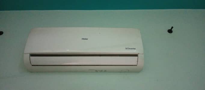 AC For Sale – 10/10 Condition  Almost bilkul naya AC sale ke liye av