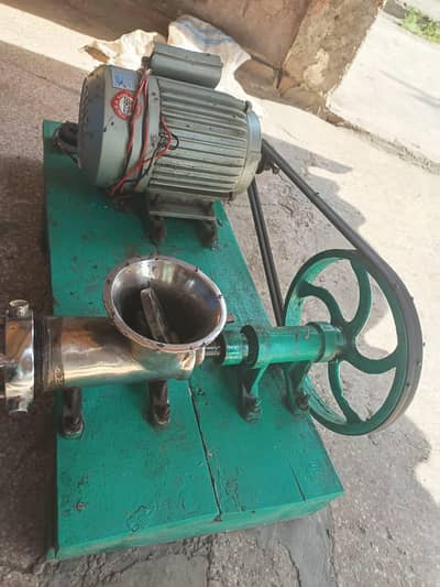 qeema machine  aik maheena use hy aal ok 2hp hico moter new hy sb