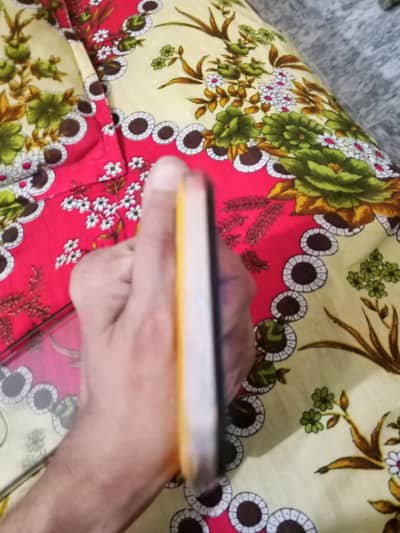 4+4/128 complete box with original charger