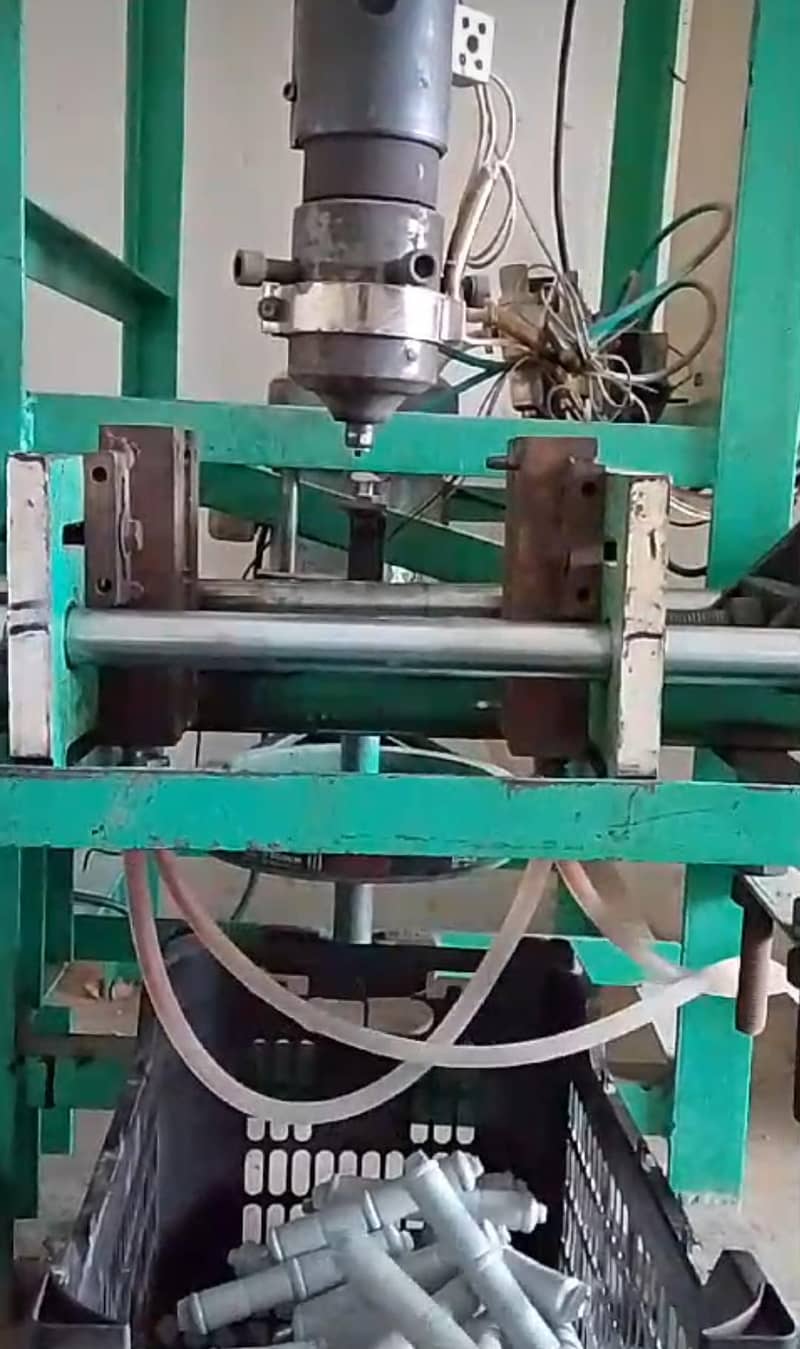 MOLDING MACHINE 0