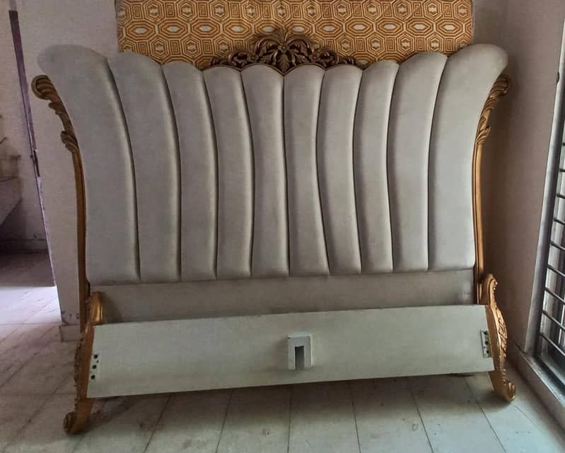 Bed with Singhar Table 0