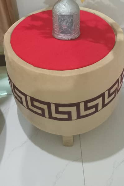 coffee table and 2 sofa chairs for sell