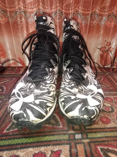 Under Armour Football cleats. If u are interested dm. .