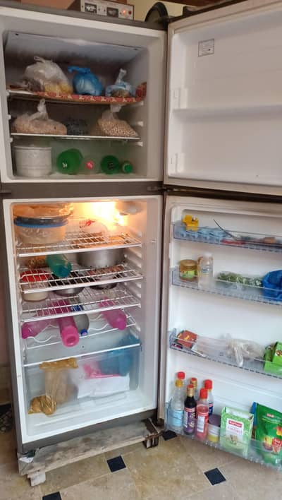 hair ka big size fridge hai condition thori rough haiai