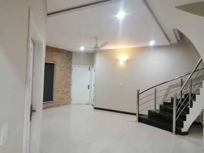 10 Marla Beautiful House For Rent