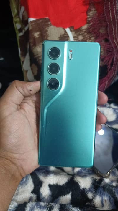 Tecno cammon 40 8gb ram  256memory