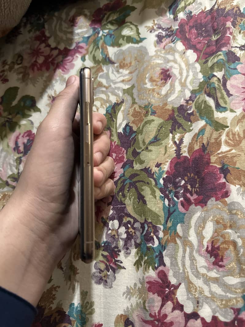 iPhone XS 3