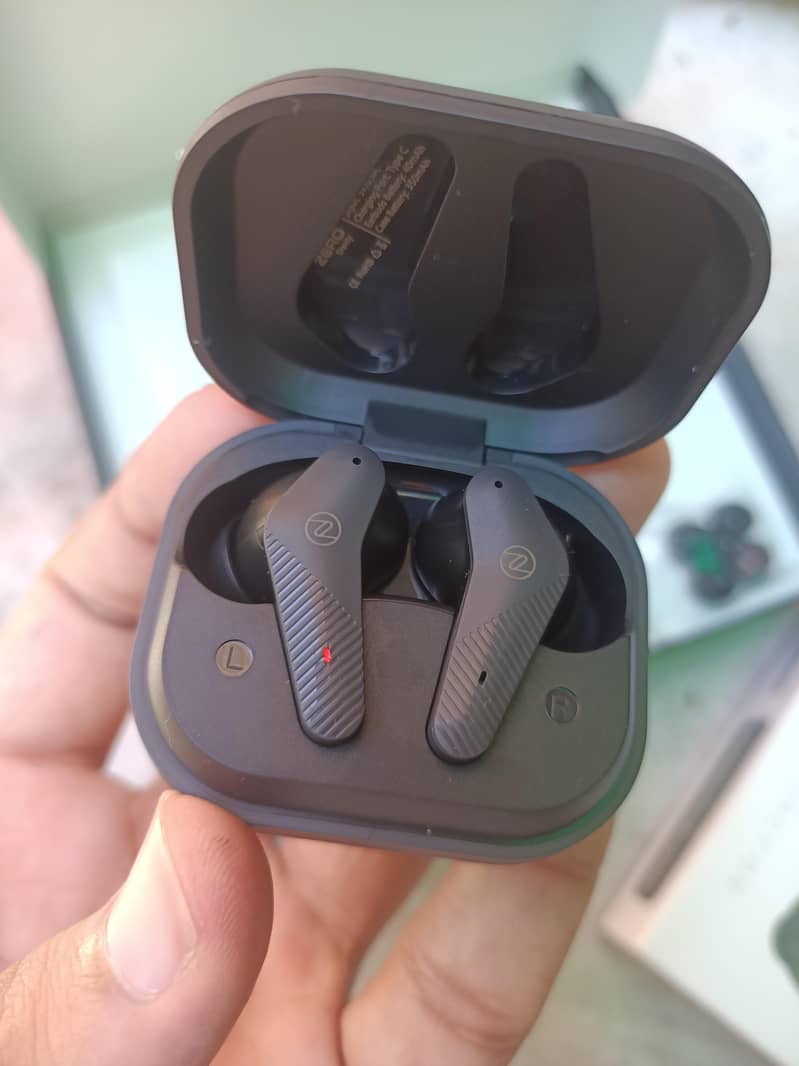 Gravity Wireless Earbuds 0