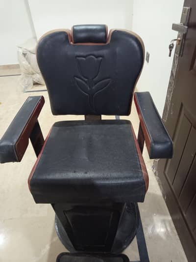 Professional salon Chair - Adjustable and Comfortable, Urgent sale