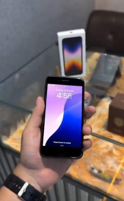 Iphone SE3 3rd Generation 64Gb 99 battery 3 month apple warranty