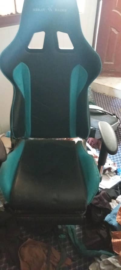 gaming chair is like new 10 8  condition