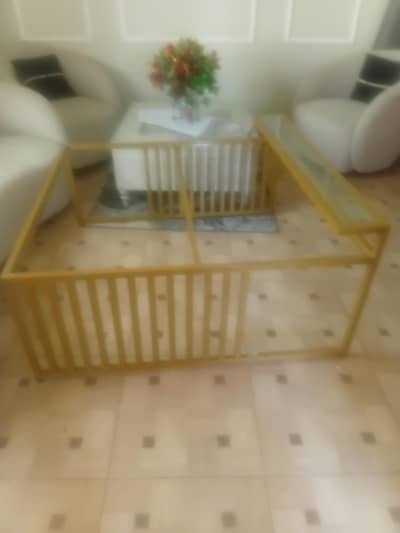 rod iron big size 4×4 table table in very good condition