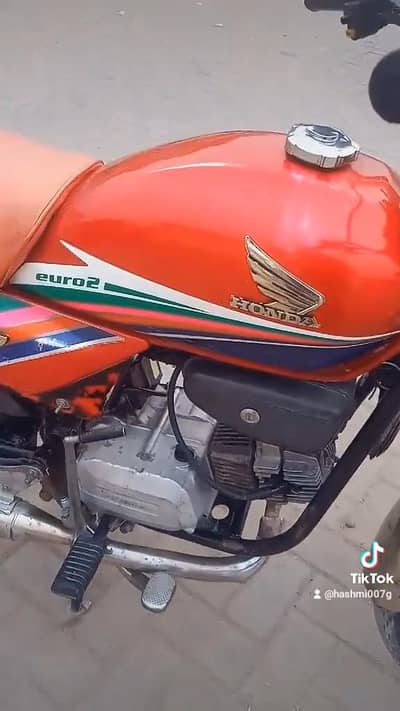 Honda 100cc red colour Japan symbol