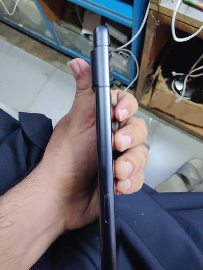 google pixi 7 pnal ka glass side se thora tota howa h