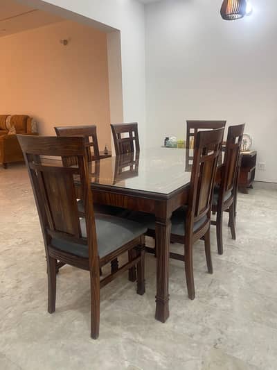 Dinning table in good condition