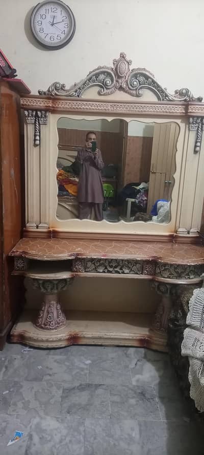 dressing table attractive design .  quality mirror