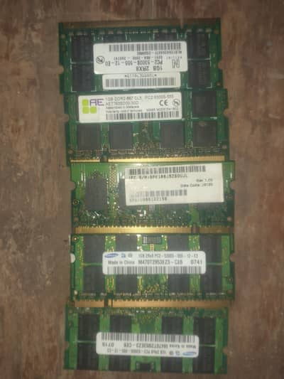 5 Rams DDR2 1GB and 3 SD Memory Cards 8gb