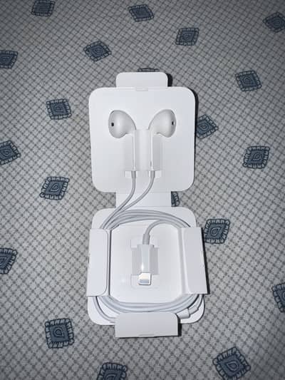 Apple Lightning IPhone Earphones - 100% Original box pulled