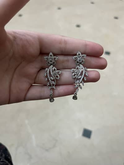 Light weight carat jewelry set.