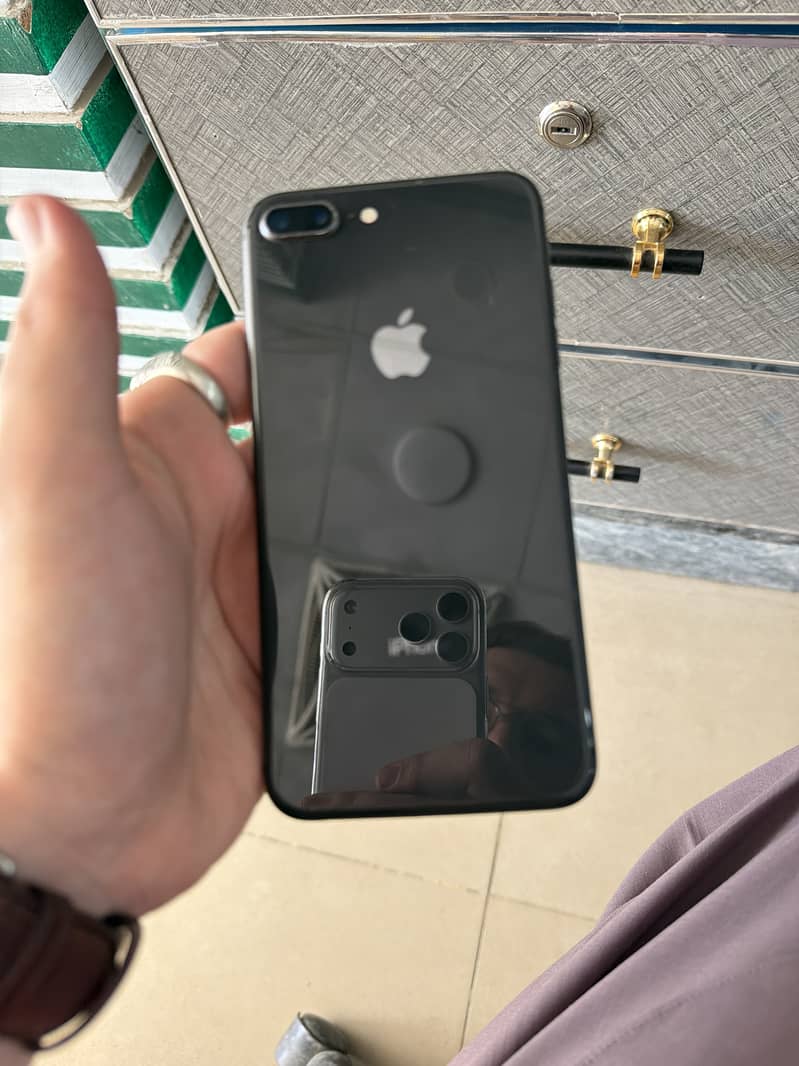 Apple iPhone 8 Plus 1
