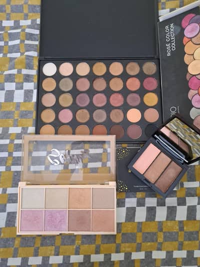 eye shadow palette with highlighter and blush