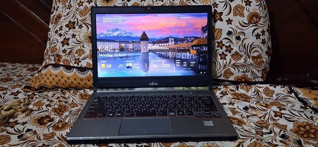 Fujitsu Laptop (JAPAN) 8GB RAM - 3+ Hours Battery - Perfect Condition