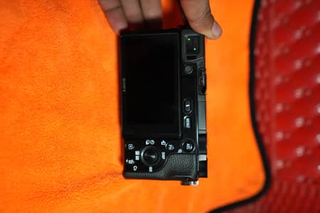 Sony A6100 Kit + Sigma 16mm f1.4 + 50mm Free, 4 Batteries