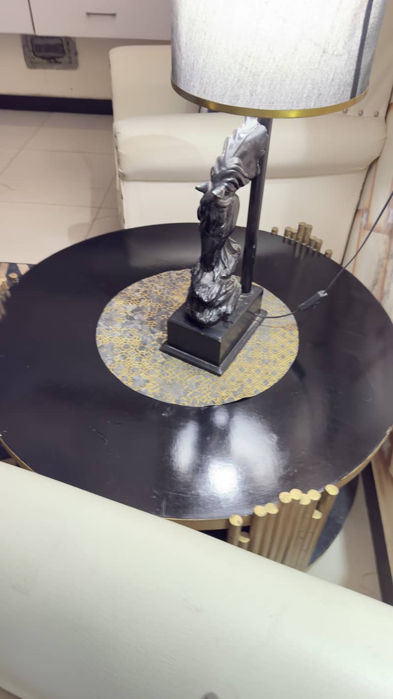 Round centre table 4