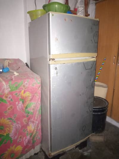 HAIER MEDIUM SIZE REGRIGERATOR