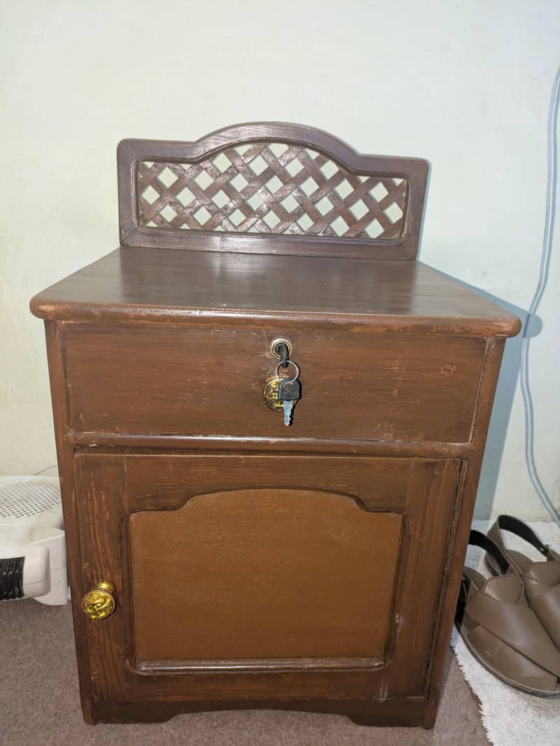 king size bed with side table 4