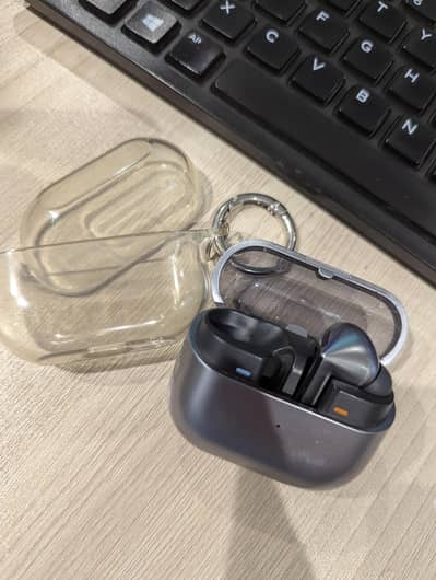 Galaxy Buds 3 pro charging case + right Bud