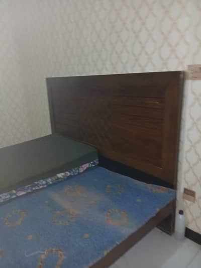 wooden Bad whiteout mattress