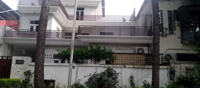 I-8 Near Kachnar Park Ground Poration For Rent.