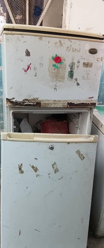 assalamo alikum ye ik frige hai jiska srf darwaza kharab howah hai bak