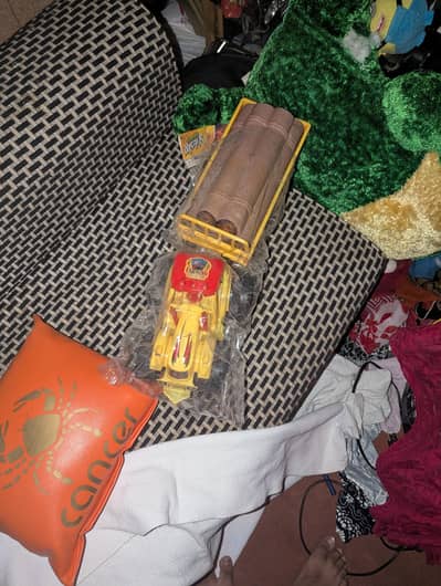 toy car Hy 2 hain 1 bhe mil sakti Hy  red and yellow colour