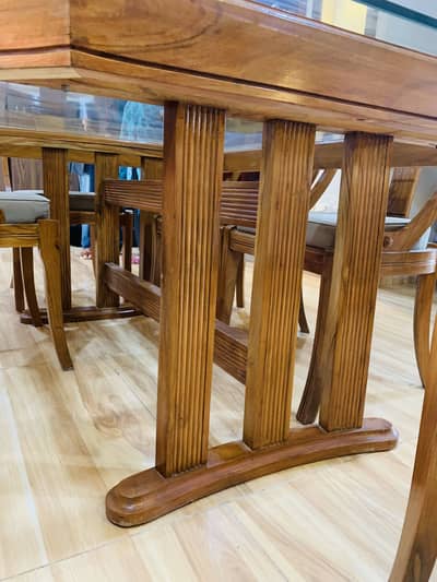 6 seater dinning table pure wood for sale condition 10/10 new